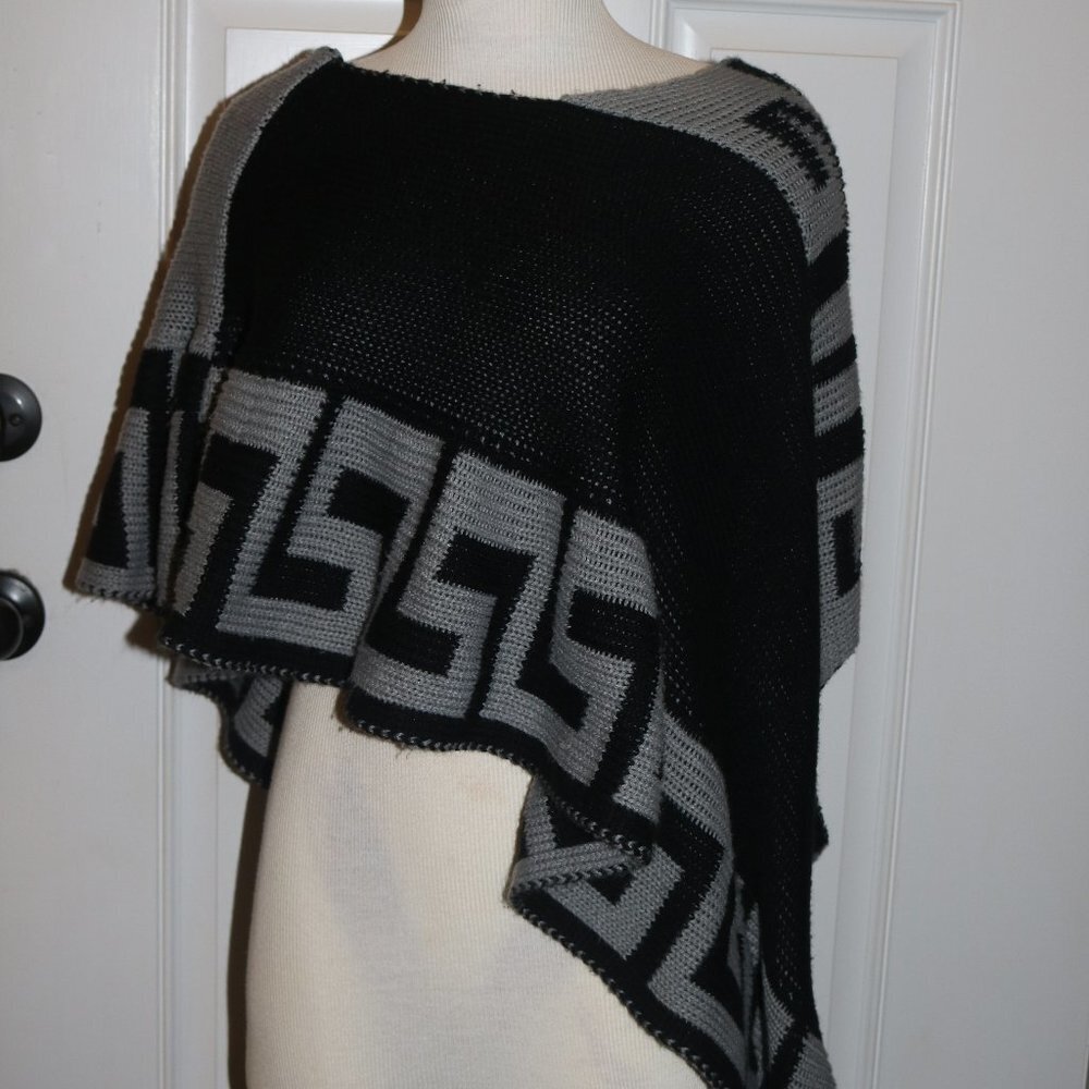 💥HP💥 Questions ladies wrap or poncho off shoulder with arm holes, L